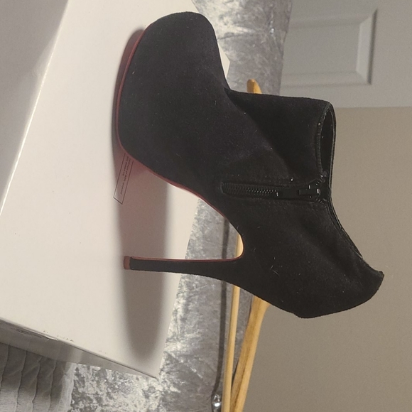 Shoe - Picture 2 of 2